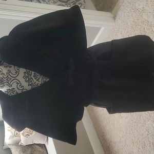 Capelet black jacket, with hood and front deep pockets